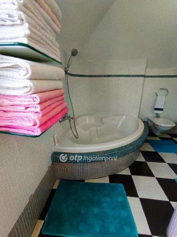 Eladó családi ház, Kisorosziban 144.9 M Ft, 6 szobás