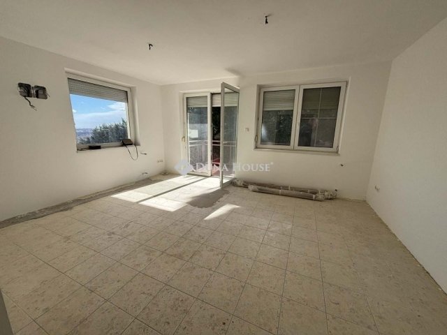 Eladó téglalakás, Pécsett 88 M Ft, 3 szobás