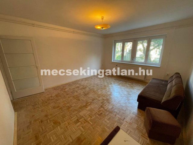 Eladó téglalakás, Pécsett 0.16 M Ft, 3 szobás