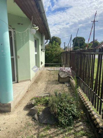 Eladó családi ház, Decsen 26.5 M Ft, 2 szobás