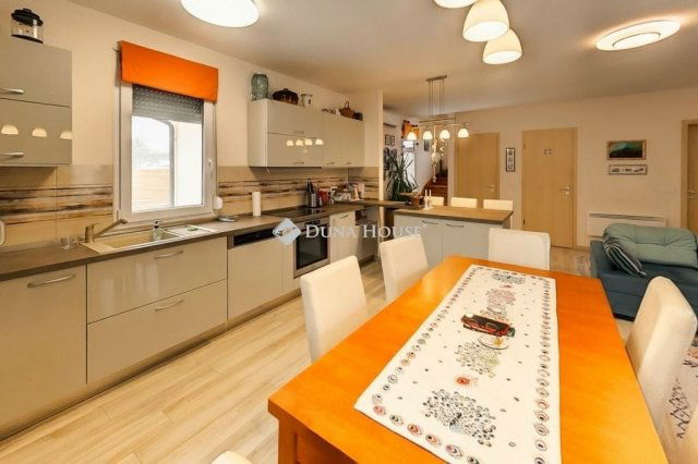 Eladó családi ház, Kecskeméten 82.9 M Ft, 4 szobás