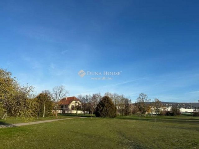 Eladó családi ház, Pécsett 250 M Ft, 4 szobás