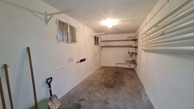 Kiadó garázs, Dunaújvárosban, Batsányi úton 30 E Ft / hó