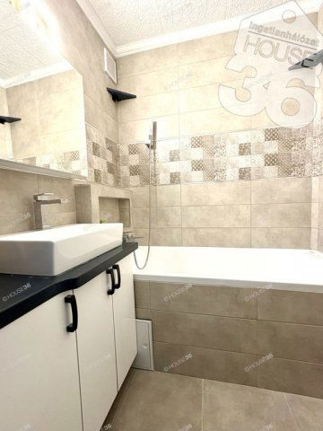 Eladó panellakás, Kecskeméten 53.99 M Ft, 3 szobás