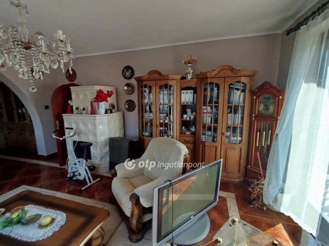 Eladó családi ház, Komlón 80 M Ft, 6 szobás