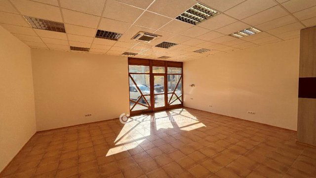 Kiadó üzlethelyiség, Békéscsabán 300 E Ft / hó, 2 szobás