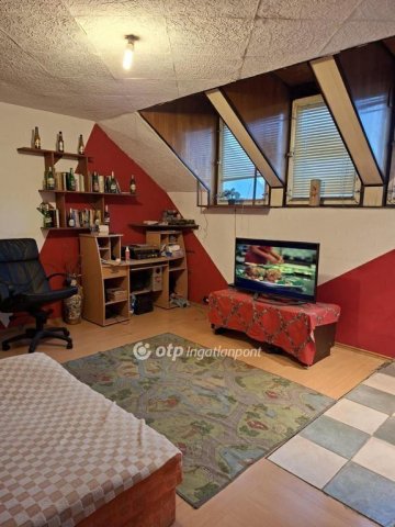 Eladó téglalakás, Dunaújvárosban 23 M Ft, 1 szobás