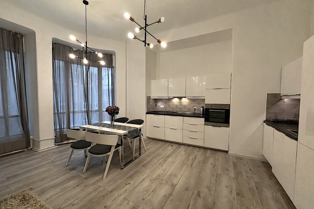 Kiadó téglalakás, albérlet, V. kerületben, Petőfi Sándor utcában