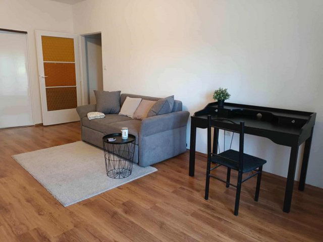 Kiadó panellakás, albérlet, Pécsett 140 E Ft / hó, 2 szobás