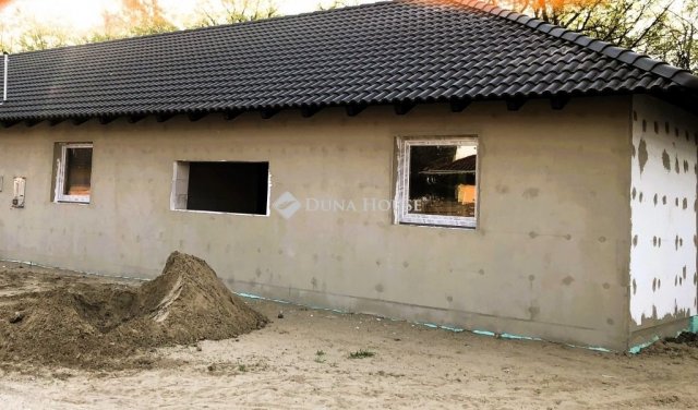 Eladó ikerház, Szigethalmon 89.9 M Ft, 4 szobás