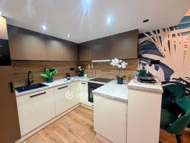 Eladó téglalakás, Budapesten, VIII. kerületben 174.7 M Ft