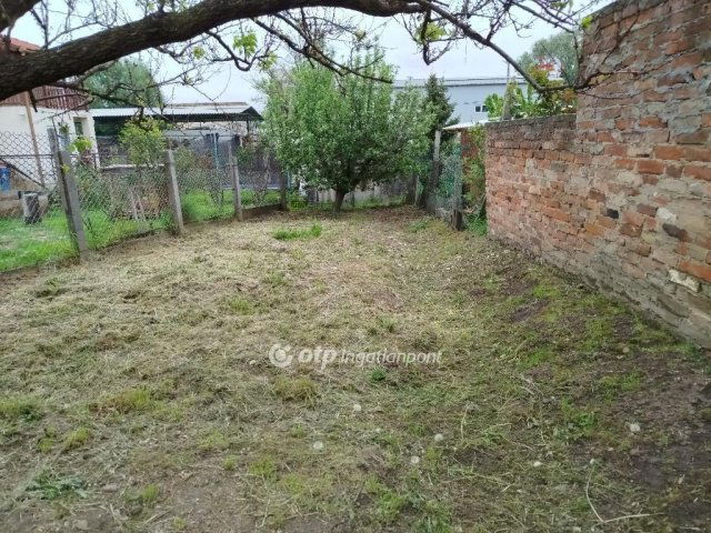 Eladó családi ház, Pécsett 18.99 M Ft, 1 szobás