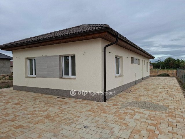 Eladó családi ház, Kulcson 85 M Ft, 4 szobás