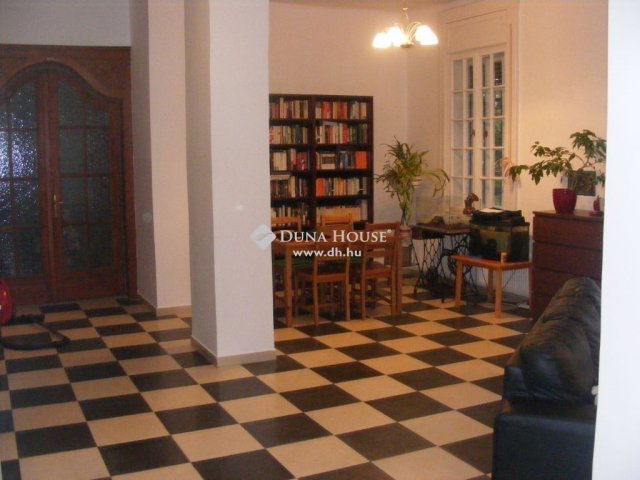 Eladó családi ház, Pécelen 225 M Ft, 8 szobás