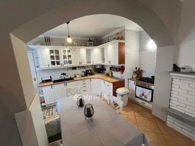 Eladó családi ház, Szigetszentmiklóson 149.9 M Ft, 6+1 szobás