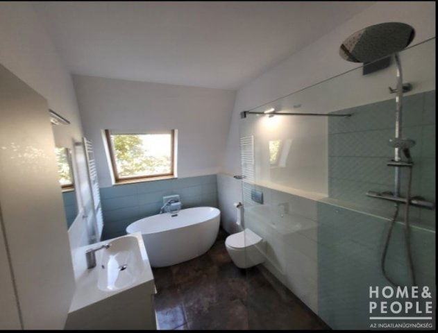 Eladó téglalakás, Szegeden 104.999 M Ft, 4+1 szobás