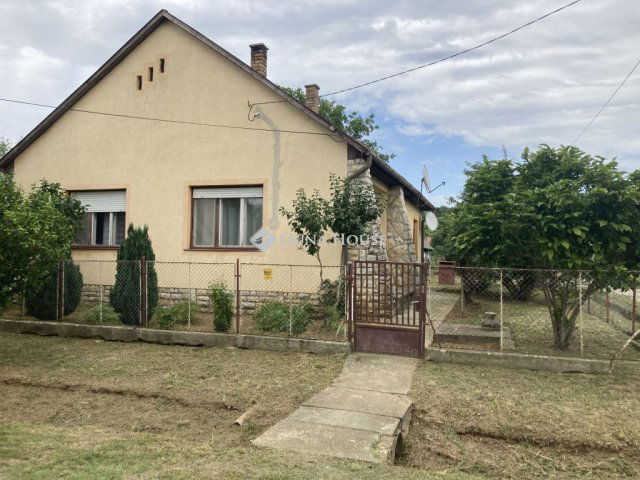 Eladó családi ház, Hácson 28 M Ft, 4 szobás