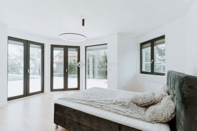 Eladó családi ház, Velencén 339 M Ft, 9 szobás