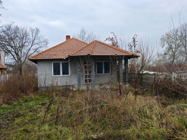 Eladó családi ház, Esztergomban 39.99 M Ft, 2 szobás