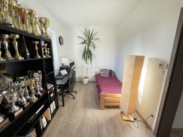 Eladó családi ház, Nagykovácsiban 244.9 M Ft, 4 szobás