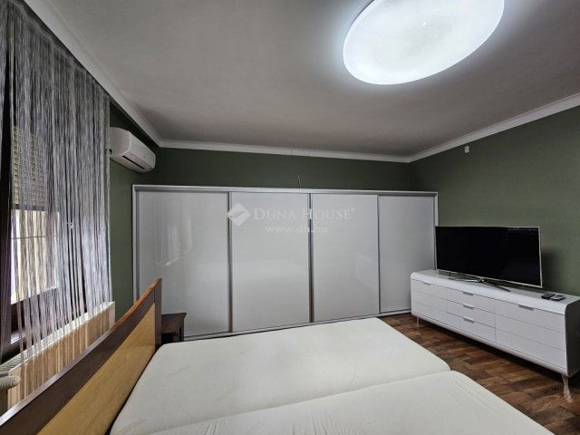 Eladó családi ház, Pócsmegyeren 259 M Ft, 6 szobás