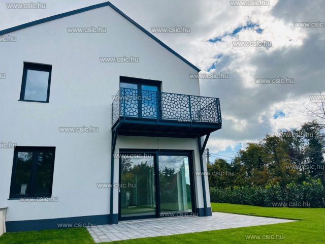 Eladó családi ház, Szentendrén 219.9 M Ft, 5 szobás