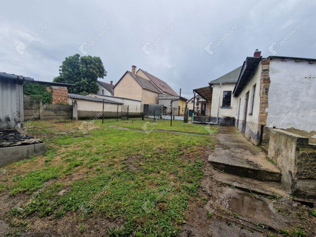 Eladó családi ház, Komáromban 47.9 M Ft, 3 szobás