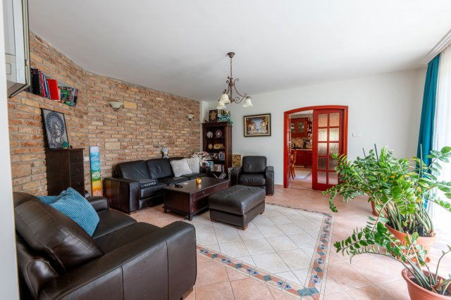 Eladó családi ház, Pápán 164.9 M Ft, 4 szobás