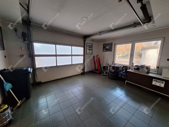 Eladó családi ház, Ajkán 229 M Ft, 2 szobás