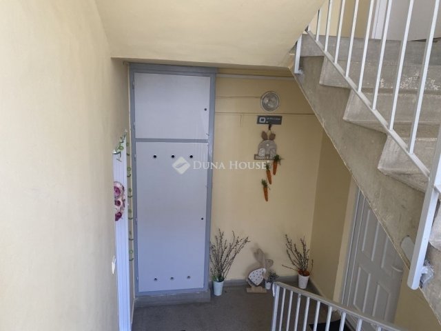 Eladó panellakás, Pécsett 49.9 M Ft, 3 szobás