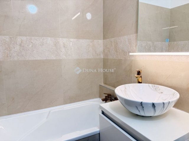 Eladó panellakás, Pécsett 53.9 M Ft, 3 szobás