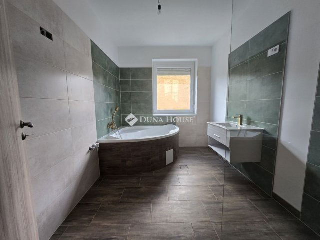 Eladó családi ház, Aranyosgadányban 98 M Ft, 7 szobás