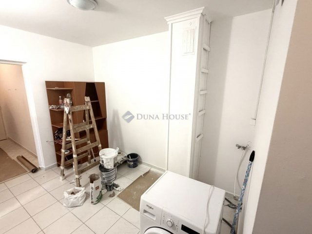 Eladó panellakás, Szegeden 64.5 M Ft, 3 szobás