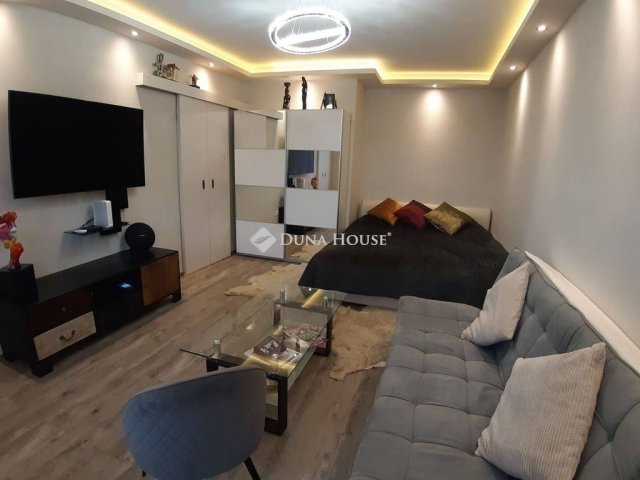 Eladó téglalakás, Pécsett 49 M Ft, 1 szobás