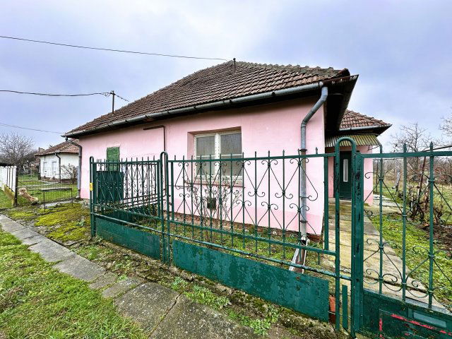 Eladó családi ház, Sarkadkeresztúron 4 M Ft, 2 szobás