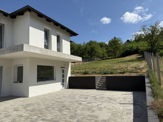 Eladó ikerház, Gödöllőn 168 M Ft, 4 szobás