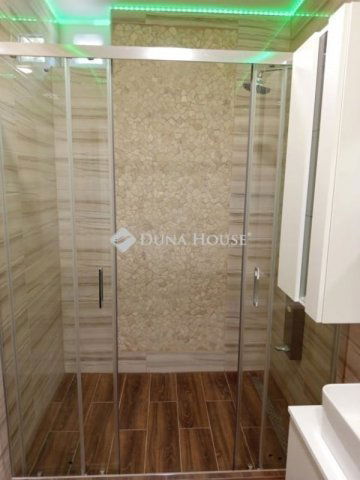 Eladó téglalakás, Komlón 33.9 M Ft, 3 szobás