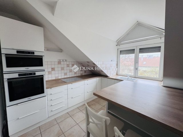 Eladó téglalakás, Pécsett 69.9 M Ft, 3 szobás