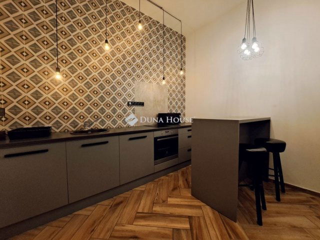 Kiadó téglalakás, albérlet, Pécsett 220 E Ft / hó, 3 szobás