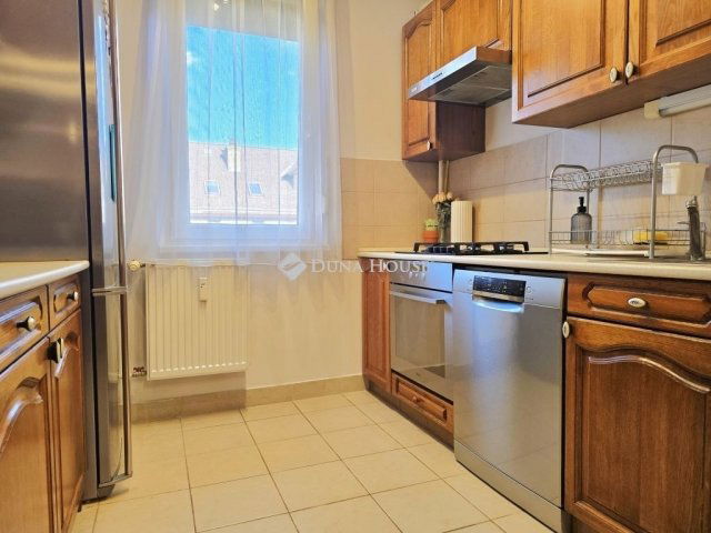 Eladó téglalakás, Pécsett 74.9 M Ft, 3 szobás