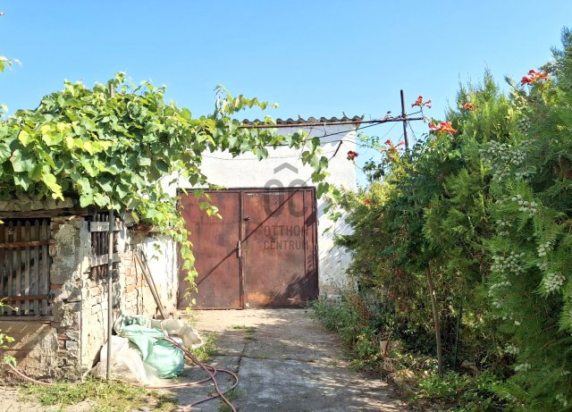 Eladó családi ház, Pécsett 39 M Ft, 4 szobás