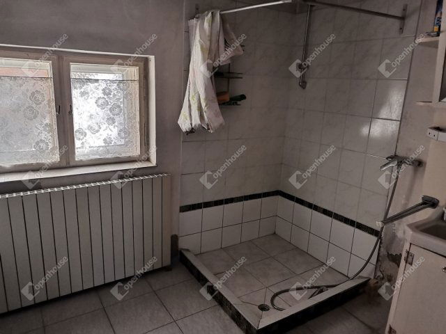Eladó családi ház, Komáromban 53 M Ft, 5 szobás