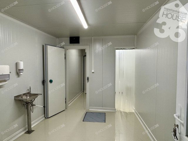 Eladó üzlethelyiség, Kiskunfélegyházán 15.9 M Ft, 1 szobás