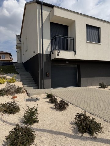 Eladó ikerház, Vértesszőlősön 126.9 M Ft, 2+2 szobás