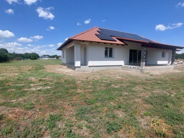 Eladó családi ház, Besnyőn 105.99 M Ft, 6 szobás