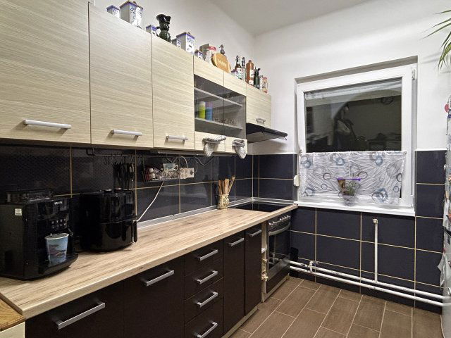 Eladó téglalakás, Komáromban 68 M Ft, 4 szobás