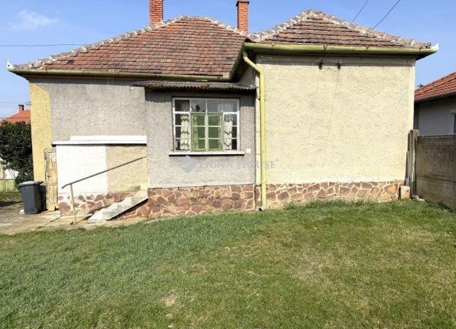 Eladó családi ház, Salköveskúton 30 M Ft, 2 szobás