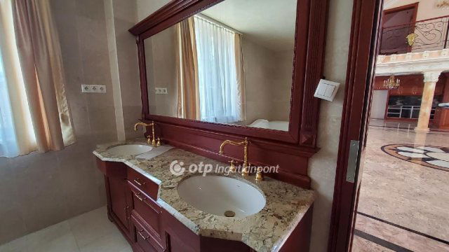 Eladó családi ház, Budapesten, III. kerületben 399 M Ft