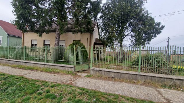 Eladó családi ház, Ácson 42.9 M Ft, 2 szobás