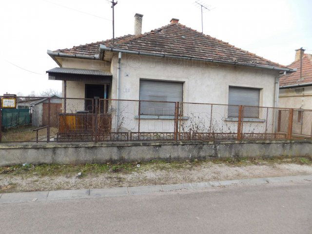 Eladó családi ház, Székesfehérvárott 56 M Ft, 8 szobás